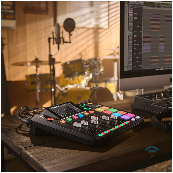images_page_2004_modules_5805_rode-rodecaster-pro-II-insitu-musician-garage-3-quarter-on-table-3-2022-1080x1080-rgb (1) Røde RØDECaster Pro II - Image 2